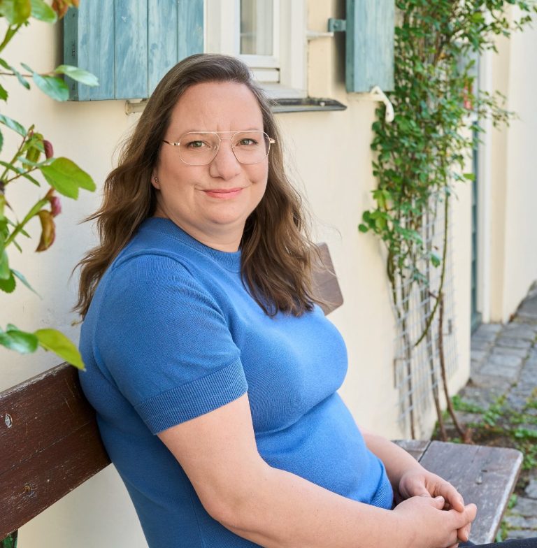 Ein Bild von mir Freundliche Frau mit Brille in der Natur
